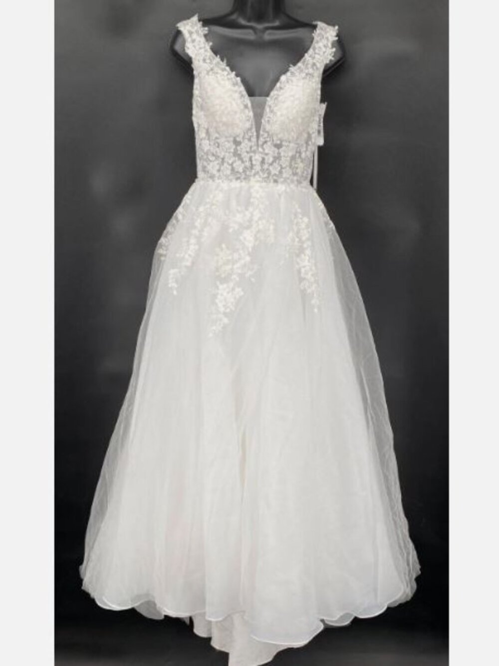 Gorgeous White Wedding Dress Approximate Size 6-see tag for measurments